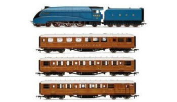 R2888M Hornby A4 LNER Flying Scotsman Service Train Pack