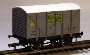 Dapol Model Railway Wagon - Dapol Tropical Fruit Co. Banana Van - B862