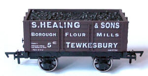 Dapol Model Railway Wagon - Dapol 7 Plank - S Healing 9ft W/B Chassis - B875